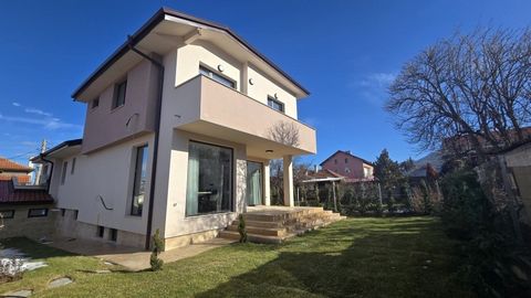 Neues Haus mit moderner Vision und moderner Architektur, mit einer bebauten Gesamtfläche von 310 m². und ein Garten von 360 qm, im Dorf Lozen, Region Sofia, regelmäßige Verkehrsmittel, Geschäfte und schöne Natur. Ausgezeichnete Anbindung, asphaltiert...