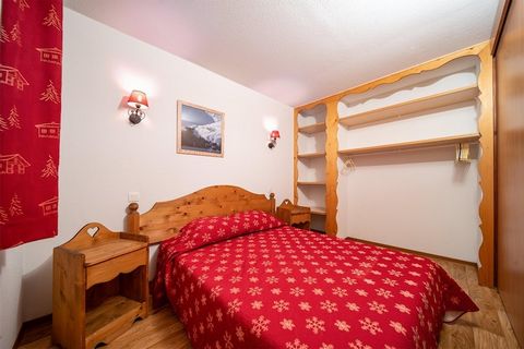 This cozy and bright apartment comfortably accommodates up to 6 guests in its 40 m² space, featuring two well-appointed bedrooms and a welcoming ambiance. Located at the foot of the ski slopes, it offers breathtaking mountain views and is perfect for...