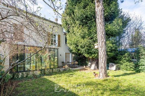 A l'abris des regards, à seulement quelques pas du centre-ville de Rosny Sous-Bois, se situe cette maison de maître du 19ème de 175m2 sur trois niveaux sur une parcelle de 737m2 Accessible par un escalier, l'entrée mène à un double séjour d'environ 4...