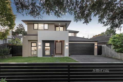 Découvrez le summum de la vie de designer dans cette maison familiale exceptionnelle de 4 ans, où chaque détail a été soigneusement conçu pour offrir un style de vie inégalé. Découvrez le mélange parfait d’un savoir-faire haut de gamme et d’une excel...