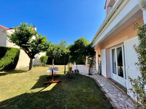 Isabelle BEDOUCHA, independent SAFTI agent, is pleased to present this beautiful home near the Golf de Courdimanche. The house comprises a magnificent cathedral entrance hall, a double living room, dining room opening onto a fitted and equipped kitch...