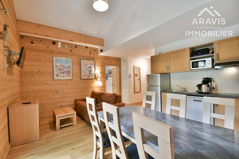 En plein centre de La Clusaz, à proximité des commerces et des pistes de ski dans une résidence de tourisme 4 étoiles, cet appartement d'environ 46 m2, est composé de 2 chambres et d'une salle de séjour avec cuisine équipée. Ces trois pièces disposen...