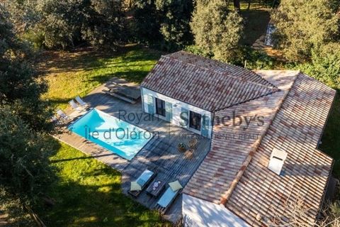 Royan Ile d'Oléron Sotheby's International Realty offers you a newly built house of 130m2 built in 2022 on a plot of 1213m 2. In the residential and sought-after area of Dolus d'Oléron, between sea and forest. This villa with a seaside atmosphere off...