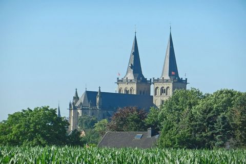 The houseboat is idyllically located on the North Sea near Xanten in the middle of a green lake landscape. The North Sea and the South Sea are two interconnected lakes, and around the lakes you will find a wide variety of leisure activities for every...