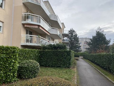 On the top floor of a secure residence with swimming pool, spacious V-type apartment with 2 bathrooms. Large terrace offering an unobstructed view. Cellar and garage in the basement and 1 overhead parking space. Facade renovation voted. To see quickl...