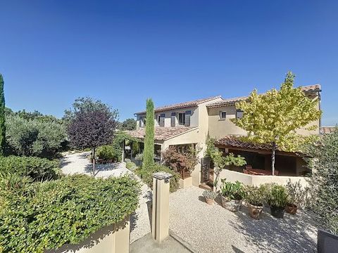 L'agence pierres de Provence Immobilier vous propose sur la commune de Cavaillon, au sein d'un quartier résidentiel et recherché, belle propriété de 220m2 composée d'une partie principale, offrant, un espace cuisine convivial, un séjour de 70 m2 ains...