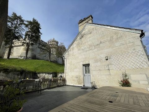 Delphine Decker (EI), vous présente en exclusivité une maison en pierre de taille à quelques minutes des commerces et du château. Située dans une rue recherchée et au calme, elle se compose en rdc, d'un appartement  indépendant avec un séjour, une cu...