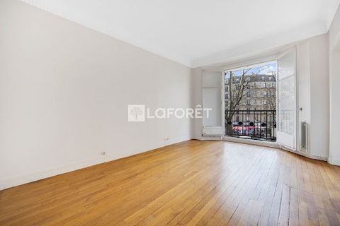 PARIS 18ème- Square Ornano-Dans un immeuble art déco avec ascenseur, un appartement de 3 pièces situé au 2ème étage, alliant charme et luminosité. L'appartement comprend une entrée qui dessert un séjour lumineux avec une grande porte-fenêtre , deux c...