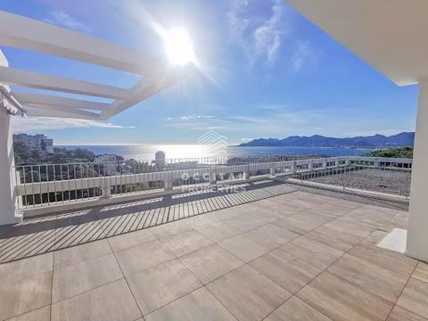 For sale, exceptional 77 sqm apartment for sale on the top floor of a residence with swimming pool and tennis court, benefiting from 2 terraces. One of 14 sqm and the second one of 100 sqm terrace with breathtaking views of the sea and the Estérel ma...