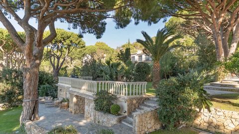 In the heart of Croix-des-Gardes, this attractive modern villa enjoys a quiet, leafy setting in a cul-de-sac. Facing south-west, it enjoys maximum sunshine and beautiful views of the sea and the Esterel massif. The property features a delightful 2672...