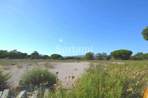 Land with a privileged location! Flat land, with excellent access and with a very considerable area, located next to one of the main entrances in one of the most luxurious residential areas of the Algarve, Vila Sol. This land is five minutes drive fr...