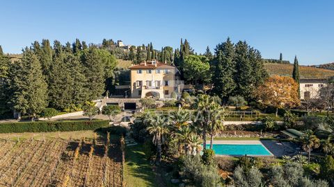 Just 30 minutes from Florence, surrounded by the vineyards of Chianti, lies this prestigious property with a total surface area of approximately 1,131 square meters. Dating back to the 15th century, it has been completely renovated and consists of a ...