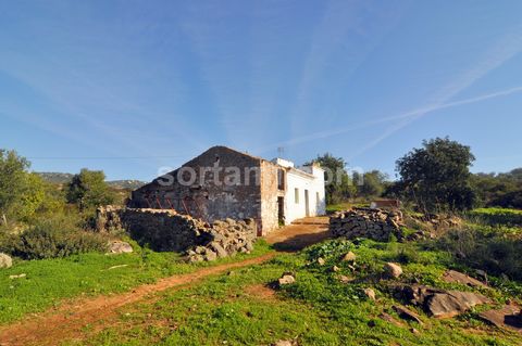 Magnificent property in the heart of the Barrocal Algarve. In a sunny valley, this flat and fertile land has in total around 3 hectares. For the construction, the existing buildings has a total of 400 m2, at the moment it has a house, a cistern and s...