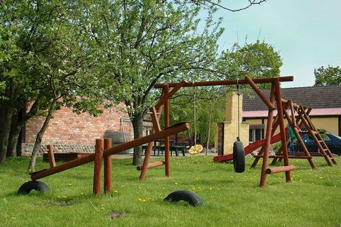 Esta casa de campo en el campo en Zakrzewo tiene 3 dormitorios y alberga a 6 personas cómodamente. Es perfecto para un grupo o familias con niños que se mantengan disfrutando del jardín, la parrilla y el juego de swing.