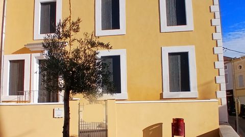 Dynamic village with cafes, restaurants, butcher, bakery: located at 10 minutes from Capestang and Canal du Midi, 20 minutes from Narbonne and 30 minutes from the beach ! Magnificent maison de Maitre dating from the 18th century, entirely renovated w...