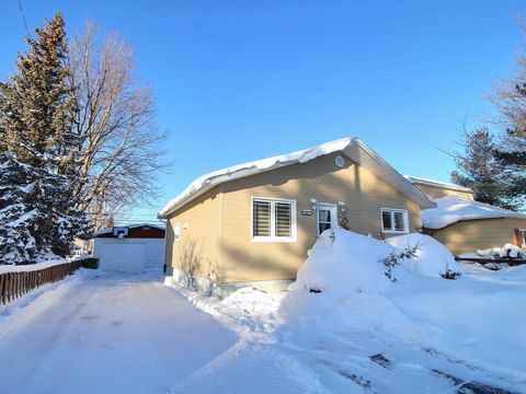 For sale in Malartic property with 4 bedrooms, two bathrooms, a finished basement and a garage. Close to the school and services, this house is ready to welcome your little family. Who's lucky! INCLUSIONS Island, 2 counter benches, central vacuum and...