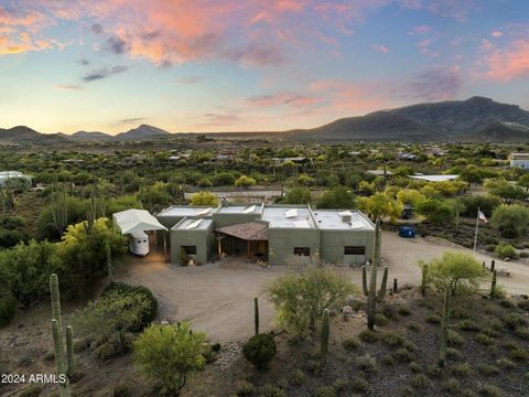 This awesome horse property sits on nearly 4 acres of pristine Sonoran desert in the community of Arizona at Rockaway Valley in north Cave Creek. A stones throw away from a wash that will take you straight to the Spur Cross preserve w/thousands of ac...