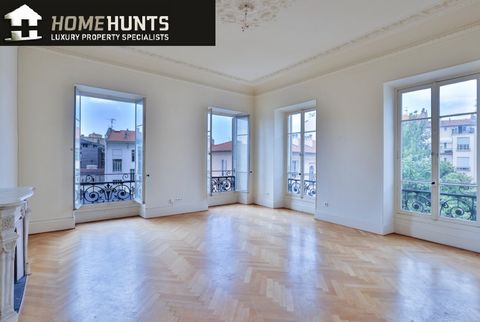 NICE MUSICIENS: family apartment offering 170 m2, to refresh, a stone's throw from Boulevard Victor Hugo, tram lines, shops and schools. This apartment is located on the 3rd floor of a building with elevator and benefits from a green view of the cond...