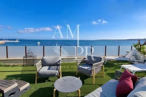 Amanda Properties offers you this completely renovated duplex with top-of-the-range fittings, unique, on the front line facing the sea. Comprising two levels. Ground floor: Entrance hall, 3 bedrooms and respective bathroom. First floor: Living room, ...