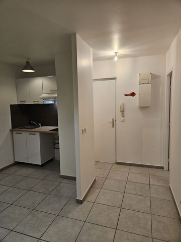 Aubagne centre au calme sur jolie placette, beau Type 2 refait à neuf en rez de chaussée dans petit immeuble. Composé d'un salon, cuisine ouverte et équipée, salle d'eau avec WC, une chambre et une cave. Disponible immédiatement