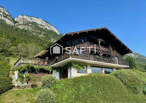 Cette maison bénéficie d'un environnement privilégié, en pleine nature avec une vue panoramique sur la montagne. À seulement 7 minutes du lac d'Annecy, elle offre le calme et la tranquillité recherchés tout en restant proche de la commune de Duingt. ...