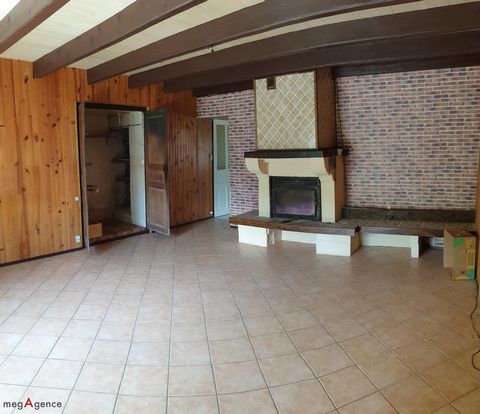 Située à Vernois-sur-Mance (70500), cette charmante maison de 140 m² sur un terrain de 355 m² offre un cadre de vie paisible en pleine campagne, à proximité d'un joli village. Dotée de 3 chambres, elle séduit par son calme et sa vue sur le jardin, ga...