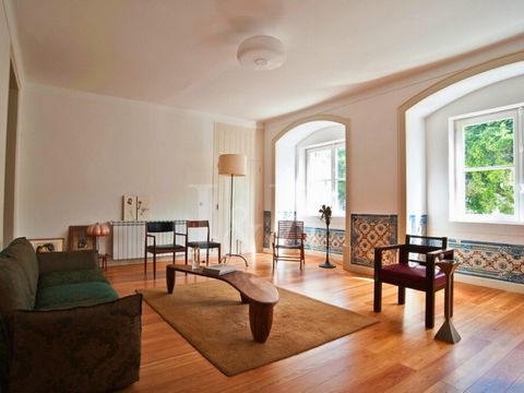 Newly renovated 3-bedroom apartment for sale in Lisbon, located in the historic center, a stone's throw from the cathedral, the Sé de Lisboa. Located on the first floor and accessed by a stone staircase, this recently renovated apartment with unique ...