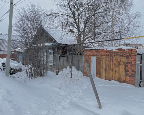 Арт. 92691078 Представляю вашему вниманию бревенчатый дом общей площадью 38,8 кв.м., Расположенный на земельном участке 6 соток, этот дом и участок предлагает идеальное сочетание уединённости и близости к городской инфраструктуре. Развитая инфраструк...