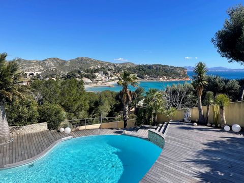 Discover this splendid villa located in Carry-le-Rouet, on the picturesque Blue Coast, near the dynamic cities of Aix-en-Provence and Marseille. Nestled in an idyllic setting, this property offers breathtaking views of the Mediterranean Sea and provi...