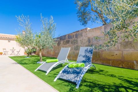 Questa graziosa casa a schiera è ideale per una fuga estiva con la famiglia o gli amici. Inizia la giornata con una colazione in veranda, con vista sulla piscina privata di acqua salata (8 x 3,2 metri, profondità 1,1-1,6 metri). L'area della piscina ...