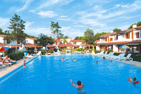 Petit village de vacances dans un espace vert soigné et attrayant. L'espace piscine avec bassin séparé pour enfants est protégé par une haie verte afin que les plus jeunes ne puissent pas tomber accidentellement dans l'eau. Les maisons mitoyennes et ...