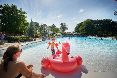 In het Limburgse Roggel vind je deze mooie boerderijvilla. De villa heeft 3 slaapkamers en is groot genoeg voor een gezin of een groep van 7 personen. Op het park vind je een gedeeld zwembad waar je uren door kunt brengen. Dit boerderijvillapark is e...