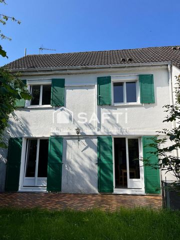 Idéalement située à Ascq dans l'impasse d'un lotissement calme, Marie-Gaëlle DELATTRE vous invite à découvrir cette maison des années 80 . Cette maison de 95 m2 habitables propose une entrée, une pièce de vie traversante avec cheminée insert, une cui...