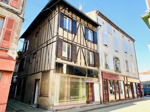 Located in the heart of a listed village in the Tarn, in Realmont, this 110 m² village house and a 49 m² commercial premises on the ground floor. Its half-timbered architecture typical of the region, will not fail to seduce you with its charm and pot...