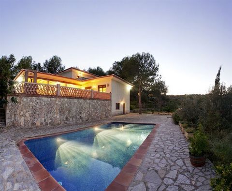 Description of object: This is a special finca, located in an area bordering protected areas of the town of Jávea. A property with charm and intended for horse breeding that has everything necessary for a correct handling of animals and enjoyment. In...