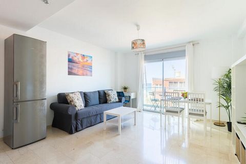 This charming one-bedroom holiday apartment offers the perfect retreat just steps from Las Canteras Beach, located in the vibrant Guanarteme area. With a spacious 1.4-meter by 2-meter bed, the apartment provides a comfortable, modern living space wit...