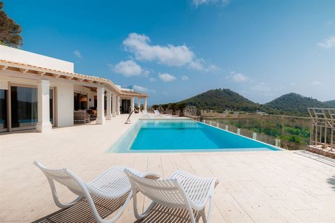 Exquisite villa in Ibiza with incomparable views Discover an extraordinary villa nestled in one of Ibiza’s most exclusive locations, where modern luxury meets breathtaking panoramic views of Ibiza Town and Talamanca Bay. Perched in an elevated positi...