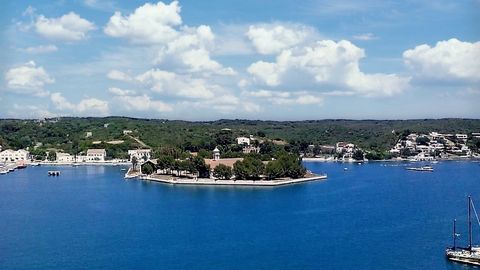 MINORCA È UN PARADISO VICINO. In questo angolo di fascino si trova una costruzione che cattura l'essenza della vita costiera. Si erge con grazia offrendo due garage alla base e, al primo piano, un'abitazione di 180 mq. Anche il secondo piano ospita u...