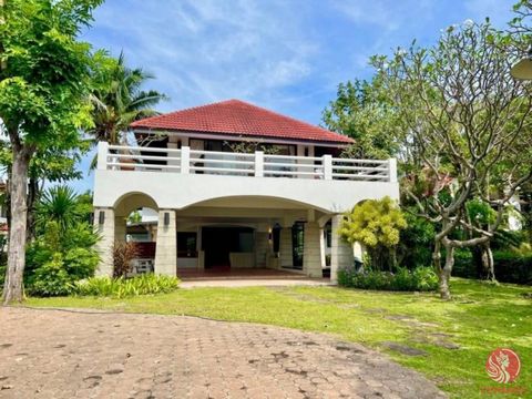 This grand property is located north of Hua Hin, close to the airport and around 15 mins from Hua Hin centre. The property is in a private estate on a good size land plot of 1,034 sqm. The property is unfurnished and does require some small renovatio...