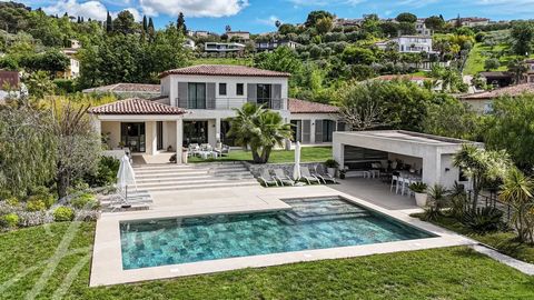 Ideally located just a stone's throw from the renowned village of Saint-Paul de Vence, this sumptuous modern villa with top-of-the-range features and south-west exposure will seduce you with its turnkey aspect and calm, verdant setting. Upon entering...