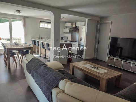 House on 2 levels with a plot of 683m², above ground swimming pool, composed of two independent apartments but which can be joined together thanks to an already existing internal staircase. Located in a green setting between Sainte Maxime and Plan de...