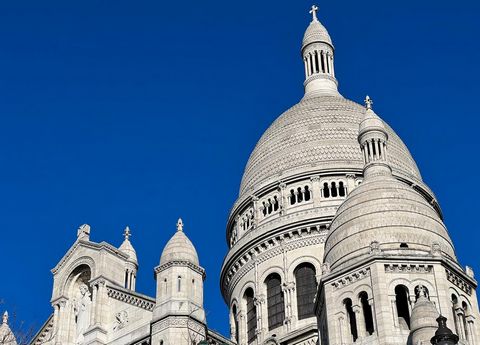 ÉXCLUSIVITÉ - Montmartre - Face au Sacré Coeur - Immeuble fin XIX - 54 m2 Au 3ème étage - Grand 2 pièces, aucun travaux à prévoir, refait entièrement en 2019 avec des matériaux de grandes qualités. Entrée, salon/salle à manger, cuisine équipée et amé...