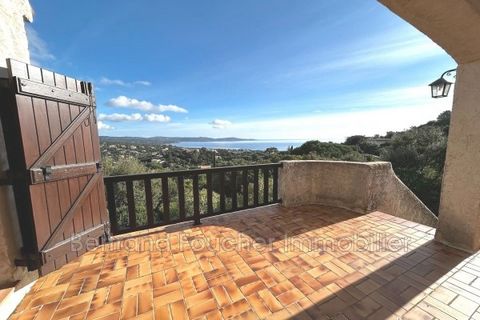 BERTRAND FOUCHER IMMOBILIER vi invita a scoprire in una zona residenziale e ricercata, questa villa costruita su un terreno di 1.550 m² con vista panoramica sul mare sulla baia di Cavalaire. Questa villa su due livelli è composta da: Al piano terra: ...