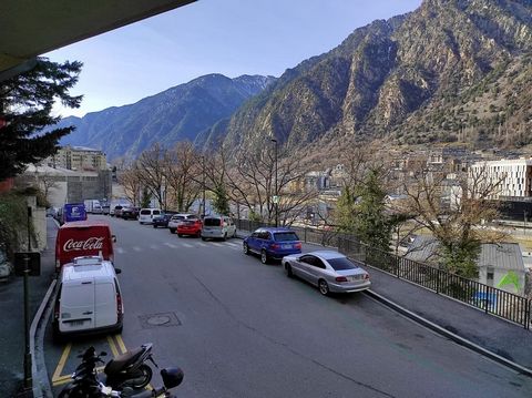 Disposem d´un lluminós i bonic pis ubicat a Andorra la Vella. Aquest pis es troba a una zona molt tranquil·la, en ple nucli comercial, zones infantils. El pis disposa de 3 dormitoris complets,; una tipus suite; dos banys complets, saló-menjador llumi...