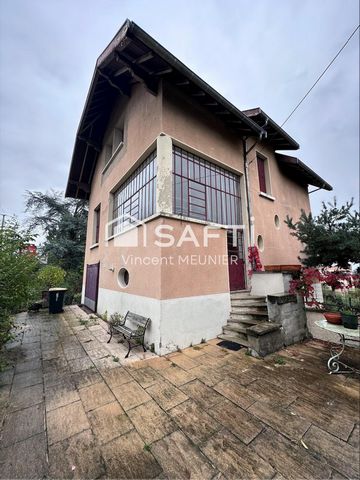 Située dans la charmante commune de Rillieux-la-Pape (Secteur Crepieux), cette maison bénéficie d'un cadre paisible, idéal pour les familles. Proche des écoles, commerces et transports en commun, elle offre un cadre de vie pratique et convivial. À l'...