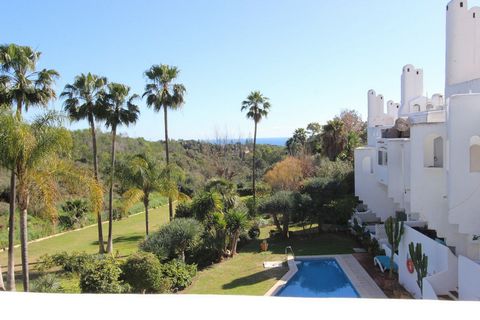 Discover this spectacular home in the prestigious La Joya urbanization in Marbella. With a modern design and bright spaces, this property offers 3 spacious bedrooms and 4 bathrooms, providing maximum comfort for the whole family. Enjoy its two privat...