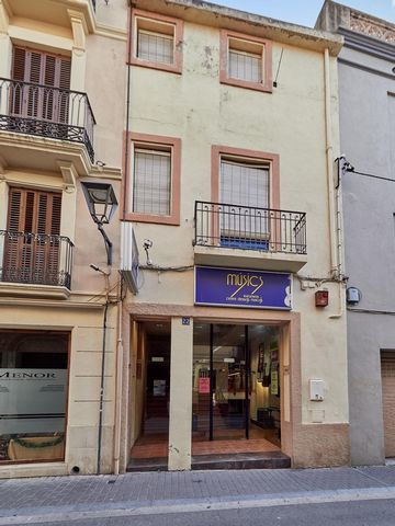 Storica casa di 4 piani nel centro di El Vendrell Casa di 264 m² costruita, distribuita su 3 piani e una sala polivalente nel seminterrato, nel cuore del villaggio. La casa, costruita nel 1916, è in perfette condizioni e combina elementi storici con ...