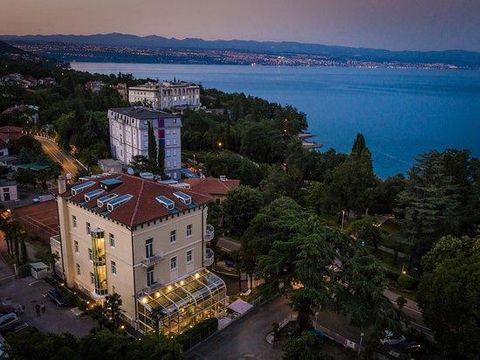 Tolles Hotelgebäude nur 80 Meter vom Meer entfernt an der Riviera von Opatija! 4**** Sterne Boutique-Hotel zu verkaufen! Wunderschönes österreichisch-ungarisches Bauwerk von 1300 m2. Gemütlicher Garten von 600 m2. Das Hotel bietet 15 Zimmer der Luxus...