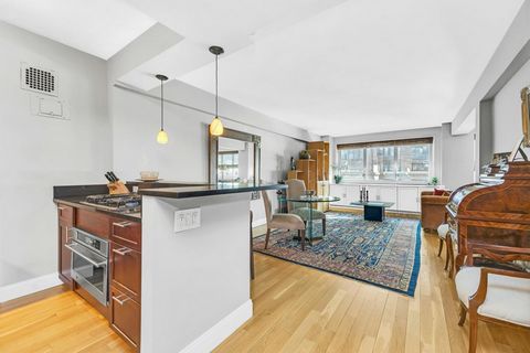 NO BOARD APPROVAL, CONDO RULES, INVESTOR FRIENDLY, PIED-A-TERRES WELCOME Rarely available and highly sought after one bedroom, one bathroom home, perfectly nestled between Fifth Avenue and Madison Avenue in Manhattan's prestigious Upper East Side. Of...