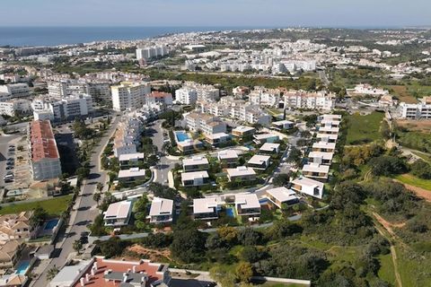 Terrains à vendre, situés à Albufeira, à proximité des commerces et du centre dAlbufeira. Nouvelle urbanisation, avec plusieurs terrains, denviron 500m2, et avec la possibilité de construire jusquà 300m2 + Sous-sol / garage Pour plus dinformations, n...